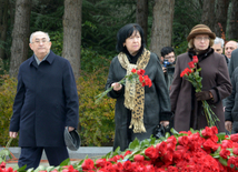 Azerbaijani public visits Alley of Honor to commemorate 12th death anniversary of Heydar Aliyev. Azerbaijan, Dec.12, 2015